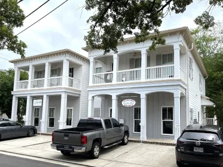 Downtown Darling - 2 beds with balcony near Biloxi Beach & one block to casinos!
