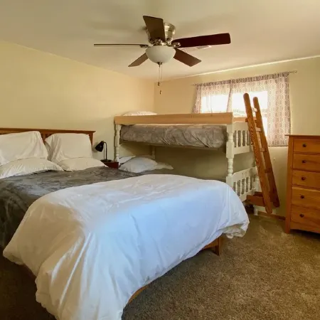 Waterfront gem, sandy beach, modern kitchen, large great room, free firewood