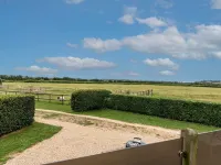 Buttercup lodge - sleeps 4/5 with hot tub & countryside views Hotels in Cheddar