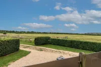 Buttercup lodge - sleeps 4/5 with hot tub & countryside views