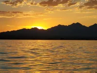 Minutes to Lake Havasu and Havasu Riviera Marina! Beautiful Pool & Spa Home!