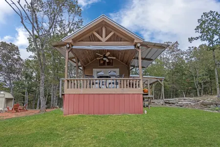 Cozy Tiny Cabin with a View!!