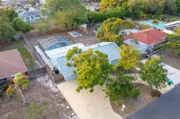 Near Clearwater Beach - Pool Home Retreat Отели рядом с достопримечательностью «Пинеллас Байк Трейл»