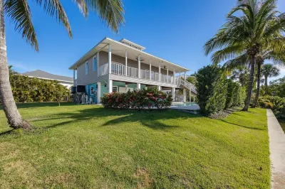 Relax in Style, Fmb Mid-Island Home w/ Spa & Pool Estero Island 주변 호텔