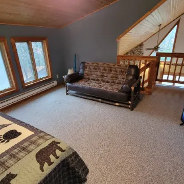 Lazy Bear Lodge family- friendly cabin near Lake Arbutus & Hatfield