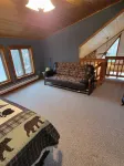 Lazy Bear Lodge family- friendly cabin near Lake Arbutus & Hatfield