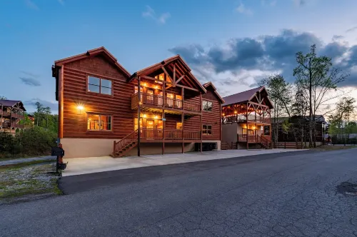 Luxury Lodge~Sleeps 22~Heated Pool~2 Hot Tubs~Game Room