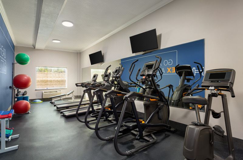 Holiday Inn Express & Suites Bakersfield Central by IHG photo 2
