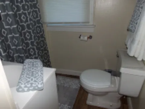 Little White Cottage-Country Setting In Town Just 5 minutes to The Ark Encounter
