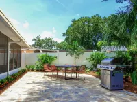 Tropical Oasis - Heated Pool - Hot Tub - Downtown and Beaches