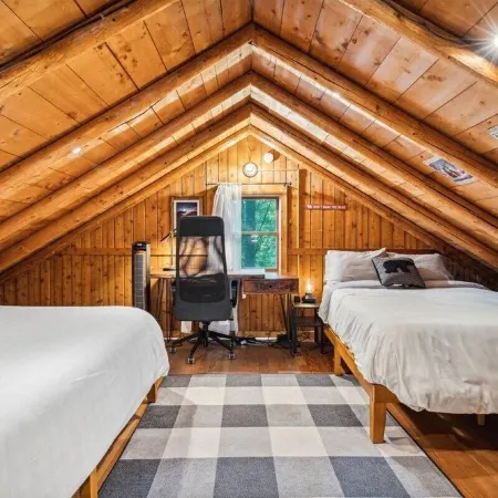 Cozy Bear-Themed Mountain Cabin in Harpers Ferry with Relaxing Jacuzzi Hot Tub