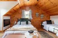 Secluded Cabin, Sleeps 20-Pickleball, Pool&Hot Tub