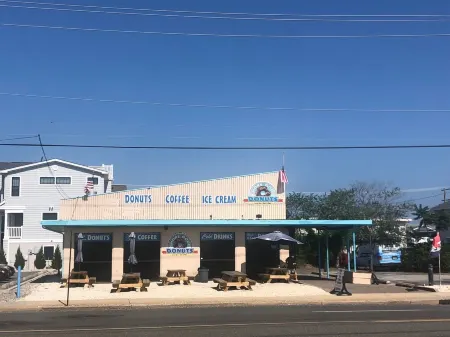 Adorable 2BR Condo on Long Beach Island LBI  in Ship Bottom. Beach Block! Отели рядом с достопримечательностью «Island Massage»