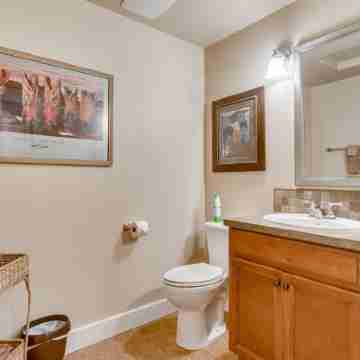 5 Star, 1 Level, Downtown, Quiet, Great View, Walk, Cozy, Pet Friendly, Enjoy! Rooms