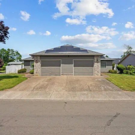 Solar Half-Plex with Chic Style in Country Glen