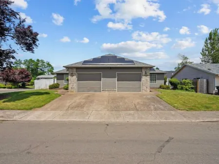 Solar Half-Plex with Chic Style in Country Glen