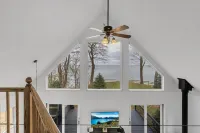 HOT TUB | Lake Front | Lavender Home 올콧 호텔