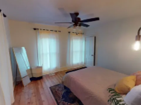 Beautiful Two Story, Downtown Home, One Block from the Square, Hotels in Monroe