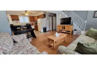 Crystal City Family Home - Comfort and Convenience
