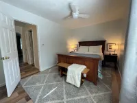 Quiet mountain retreat convenient to hiking and Asheville