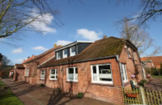 Vacation apartment "Leuchtturm" with large garden in the heart of Pilsum