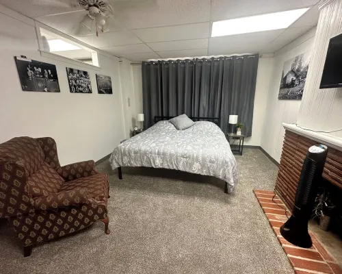 2 Br Large & Cozy Apartment, Front Door & Parking Both under Drive-Thru Carport Hotels in Neosho