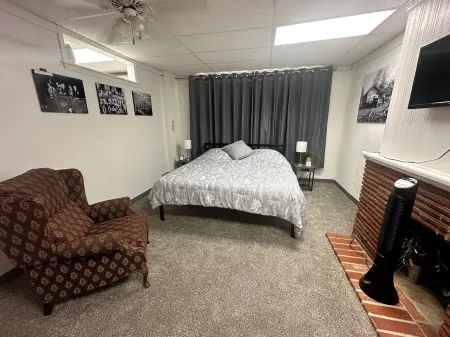 Welcoming & Large, Cozy Apartment, Front Door Parking, 1 Minute Walk to Downtown