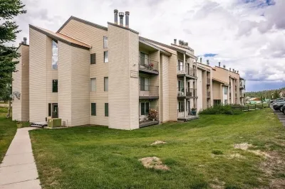 1 bedroom + loft bedroom just off Giant Steps lift