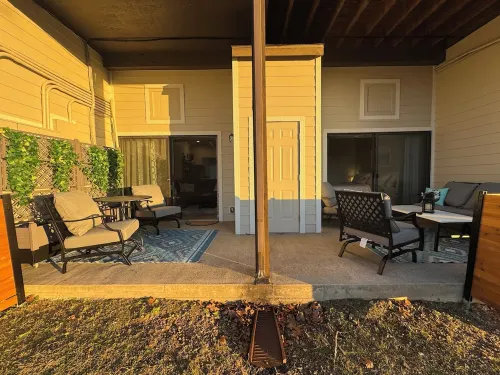 Perfect Lakeside Getaway - Renovated condo with ALL the amenities + Laundry!