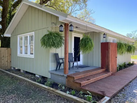 Jubilee Cottage in the heart of Daphne! Отели в г. Болдуин