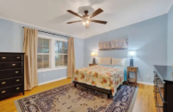 Captain's Cottage- Walking distance to beach, 10 Mins to DE Turf