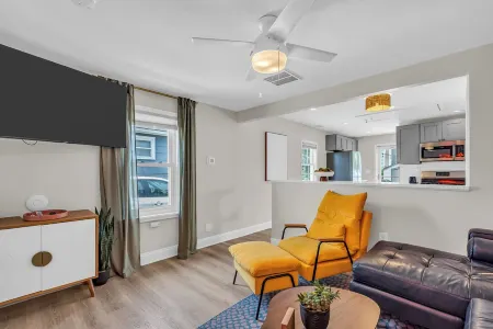 Coral Door Inn - Outdoor Shower - 3 Blocks to the Beach - Beach Badges Included