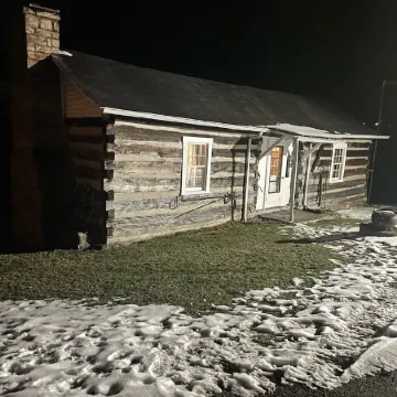 Rustic Cabin minutes from New River Gorge National Park and downtown Oak Hill.