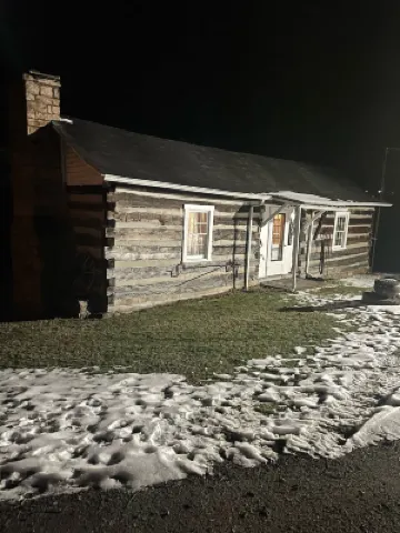 Rustic Cabin minutes from New River Gorge National Park and downtown Oak Hill.