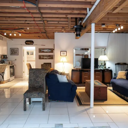 New to VRBO! 2/1 Mid Island Apartment, Sleeps 5