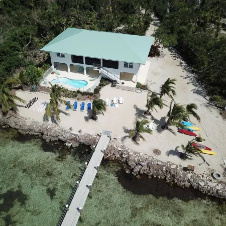 MILLION DOLLAR VIEW very private 4 bedroom resort with pool, pier, kayaks, spa