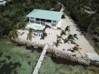 MILLION DOLLAR VIEW very private 4 bedroom resort with pool, pier, kayaks, spa