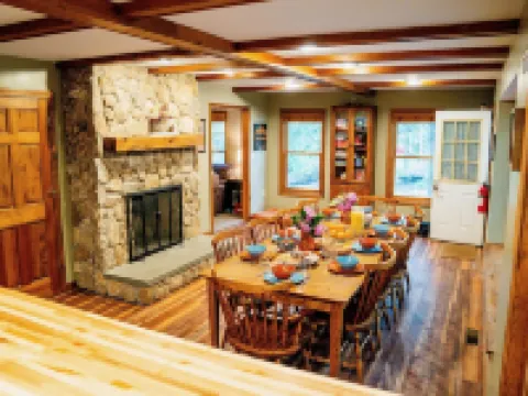 Fantastic 4-Season Cabin at Baxter Lake - Sleeps 8 -  Dog Friendly Hotels in Strafford County