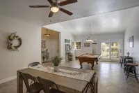 Quiet Desert Oasis on Golf Course w/ Heated Pool 메사 호텔