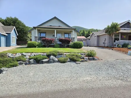 Single-Level Retreat-BBQ & King Bed!! Tesla Charger & Wifi! Pet-Friendly!