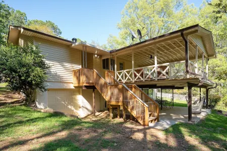 Lakeside Livin'-near Marina, Game Room, Wi-Fi, King Bed, Fire Pit, Huge Balcony