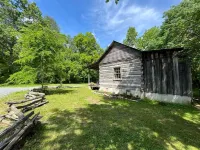 Historic Log Cabin on a homestead!-Pet Friendly!