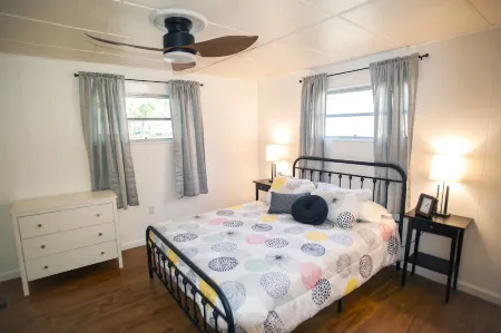 Legacy Lagoon- Peaceful on Weeki Wachee Canal w/2 Clear Kayaks! Отели в г. Уэки-Уочи-Гарденс