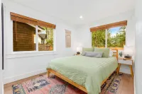 Cozy North Bend Riverfront Cabin w/hot tub!