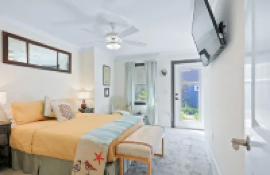 New Historic 1 Bed/1 Bath Suite Steps to River Street!