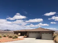 Beautiful views! Custom Home, Hot Tub, Lake Powell, Antelope Cyn WiFi, EV Charge