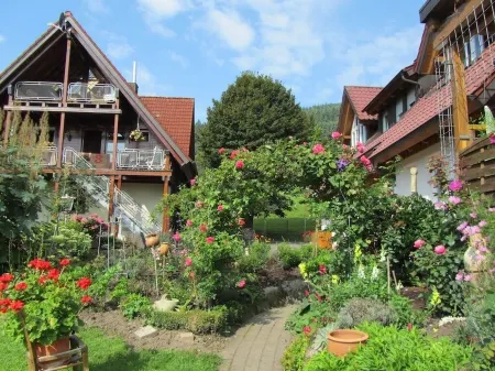 Herrlich an Wald u. Wiesenrand,ruhige Lage. Erdgeschoss, Terrasse ,fam. mit Kind