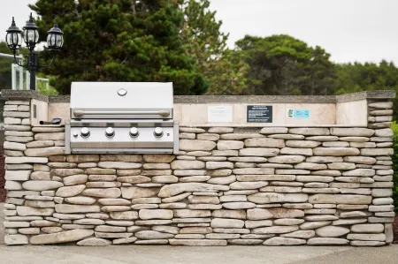 Spacious 2Br End Unit ~ Hot Tub ~ Beach Access ~ EV Charger! Отели рядом с достопримечательностью «Брадис Ойстерс»