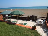 Apartment with garden on the beach.