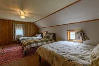 Mountain Retreat: 4BR with Office, 1GB Internet, next to Adventures and More.